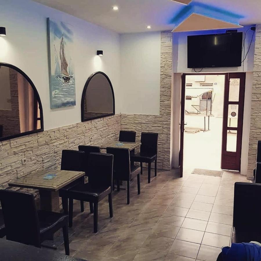 Buffet M Apartments And Rooms Obrovac Bagian luar foto