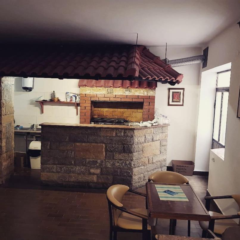 Buffet M Apartments And Rooms Obrovac Bagian luar foto