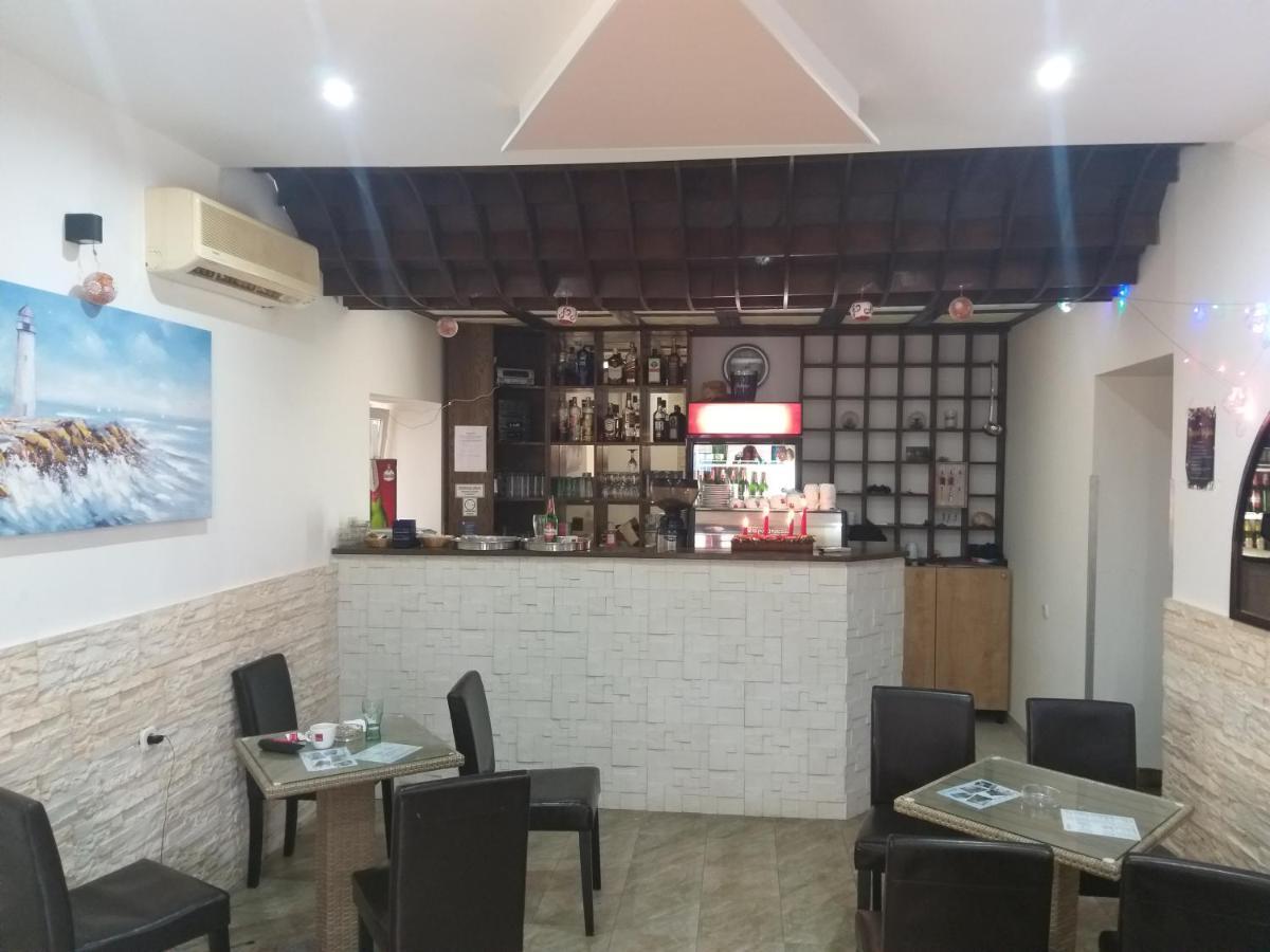 Buffet M Apartments And Rooms Obrovac Bagian luar foto